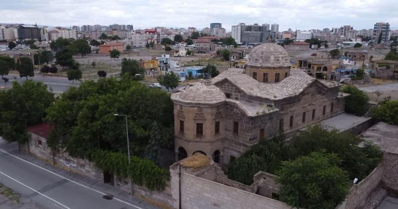 834 yıllık Ermeni kilisesinde 22 yıldır zangoçluk yapıyor / Ek fotoğraflar