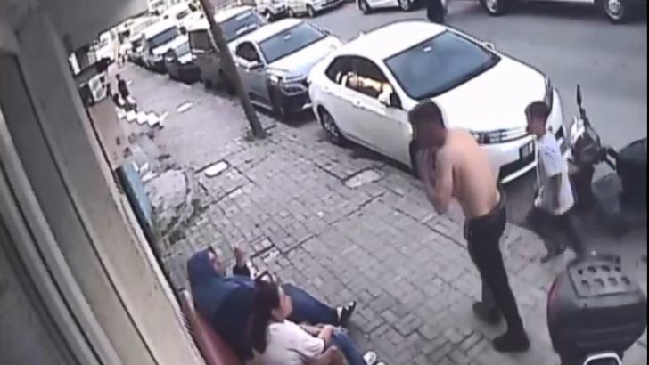 İstanbul - Gaziosmanpaşa'da telefonunu gasbettiği için kendisinden şikayetçi olan Ahmet'i, üzerine benzin dökerek yaktı