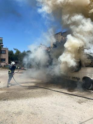 Park halindeki minibüs yandı