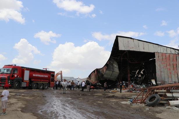 Van'da Hurdacılar Sitesi'nde yangın kontrol altına alındı (2)