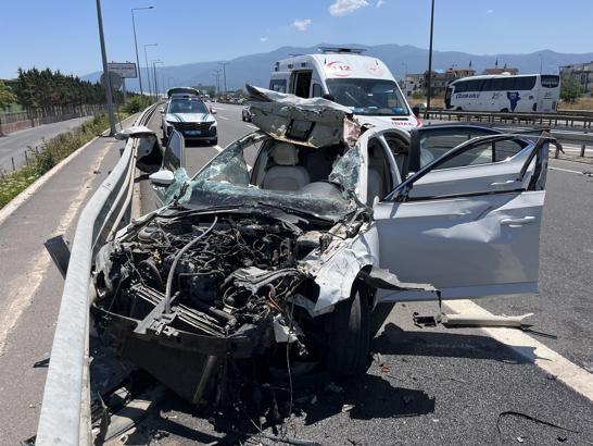 Bariyere çarpan otomobil hurdaya döndü: 4 yaralı