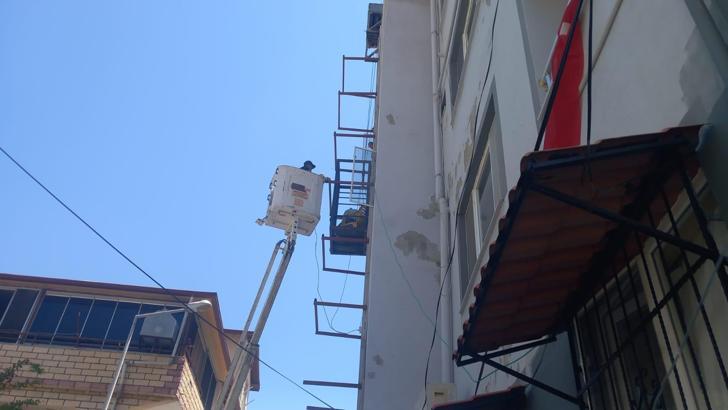 Apartmanın dış cephesindeki asansör arızalanınca kabinde mahsur kaldı