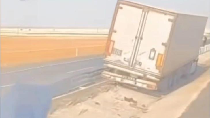 Kontrolden çıkan TIR demir bariyerlere çarptı