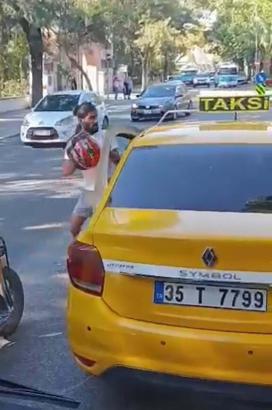 İzmir'de trafikte kasklı, tekmeli ve yumruklu kavga kamerada