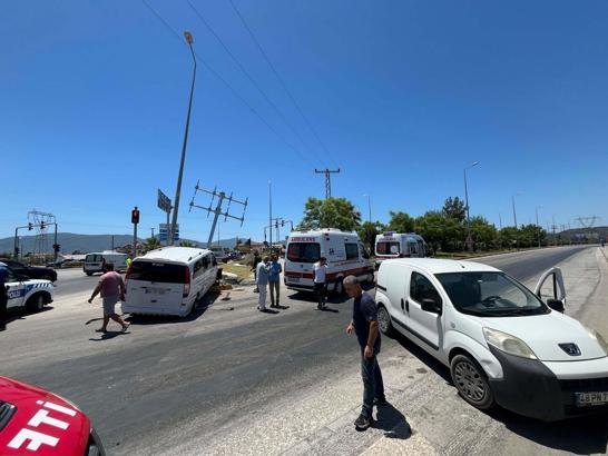 Fethiye'de minibüs ve hafif ticari araç çarpıştı: 12 yaralı