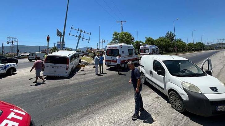 Fethiye'de minibüs ve hafif ticari araç çarpıştı: 12 yaralı