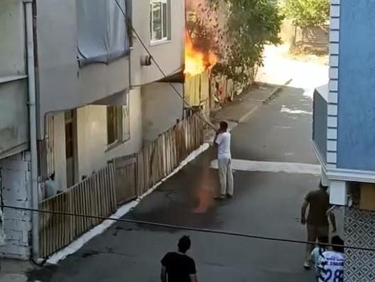 İstanbul - Avcılar’da yangına bahçe hortumuyla müdahale ettiler