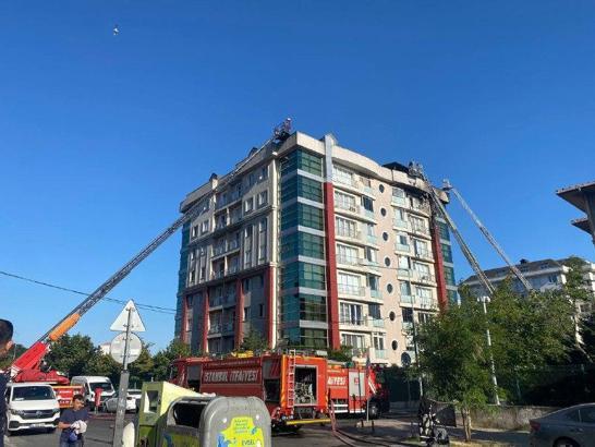 İstanbul - Beylikdüzü’nde terasta çıkan yangın 2 daireye sıçradı