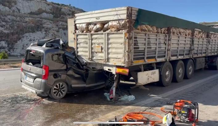 Mersin'de hafif ticari araç, önündeki TIR’a çarptı: Aynı aileden 5 kişi öldü, 1 kişi yaralı (2)- Yeniden