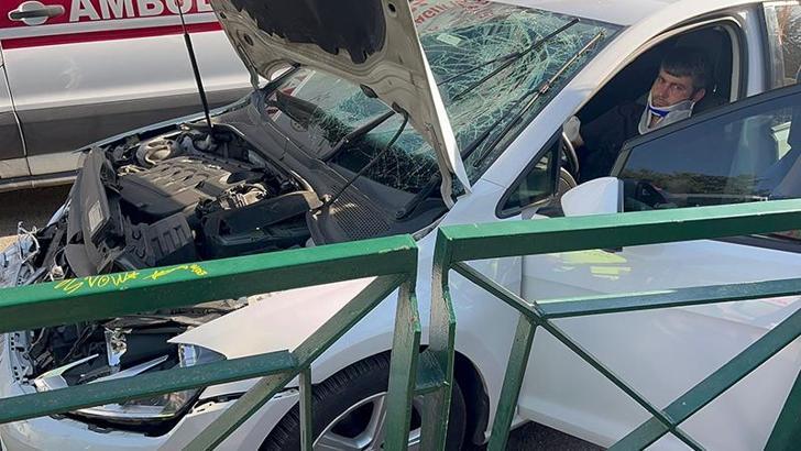 Otomobil, park halindeki polis aracına çarptı: 1’i polis 2 yaralı