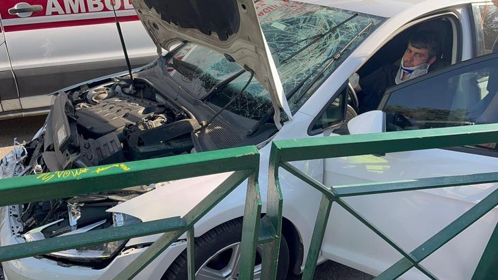 Otomobil, park halindeki polis aracına çarptı: 1’i polis 2 yaralı