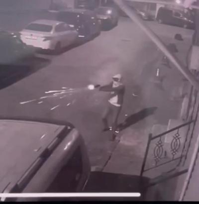 İstanbul - Sultangazi'de park halindeki araca silahlı saldırı güvenlik kamerasında