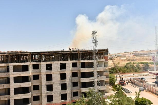 İnşaatta çıkan yangın itfaiye tarafından söndürüldü