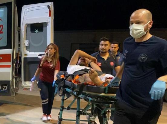 Yol kenarında alkol alırken, otomobille gelen kişi tüfekle yaraladı