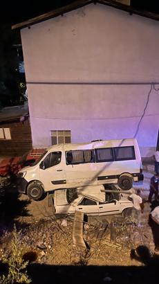 El freni boşalan minibüs, 10 metreden otomobilin üstüne düştü
