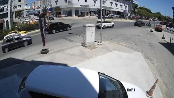 İstanbul- Tuzla'da motosiklet ile otomobilin çarpıştığı anlar kamerada