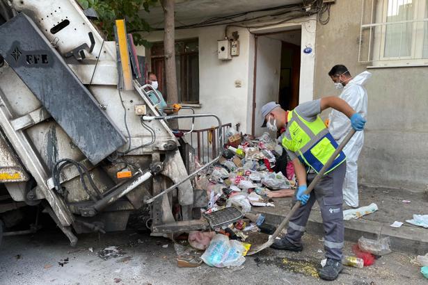Bornova'da çöp ev temizlendi