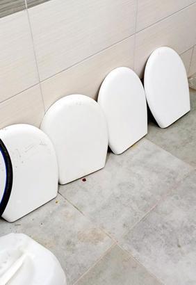 Halk plajındaki tuvaletler tahrip edildi