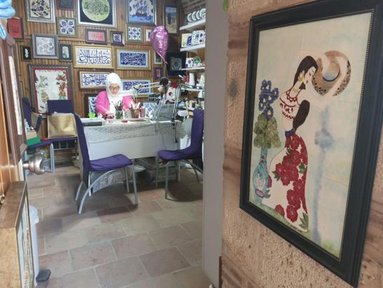 Muhasebeciliği bırakıp çini sanatçısı oldu, çocuklar için çini boyama kitabı çıkardı