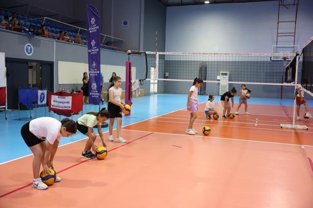 Aydın'da voleybol kursları, uzman antrenörler eşliğinde gerçekleştiriliyor