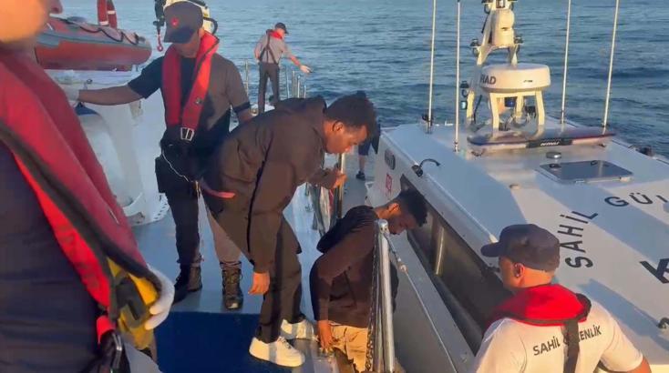 Bodrum'da 19 kaçak göçmen ile 1 göçmen kaçakçısı yakalandı