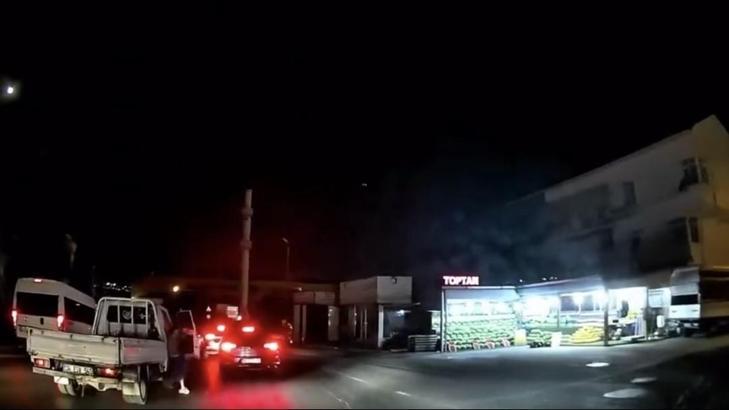 İstanbul- Başakşehir'de seyir halindeki kamyonetten atladı, şoförün kadını silahla kovaladığı anlar kamerada