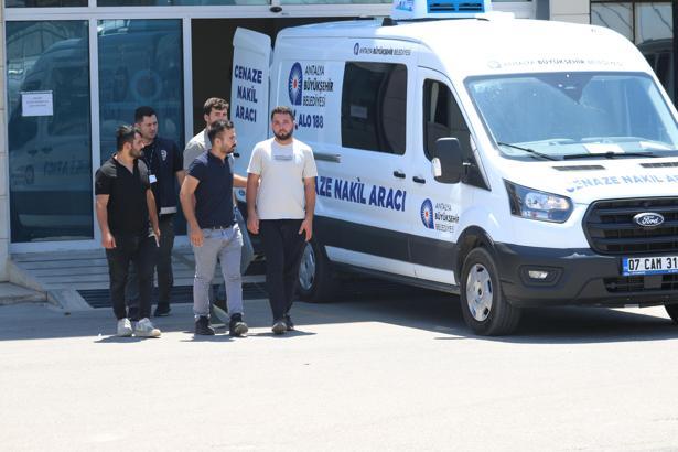 Kız kardeşini 14 bıçak darbesiyle öldürüp başını kesmeye çalıştı (2)