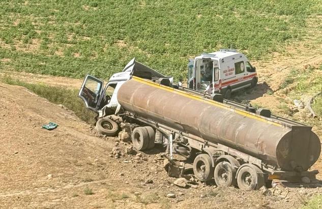 Şırnak’ta tanker ile hafif ticari araç çarpıştı: 1’i ağır 2 kişi yaralandı