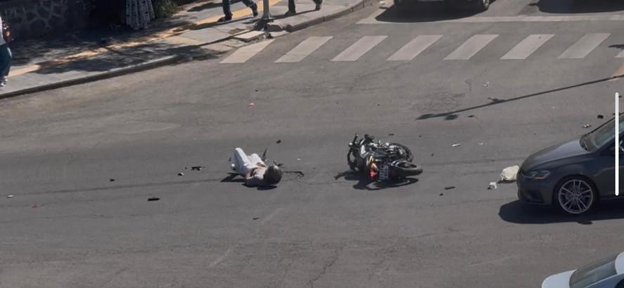 Diyarbakır'da taksinin çarptığı motosikletin sürücüsü yaralandı