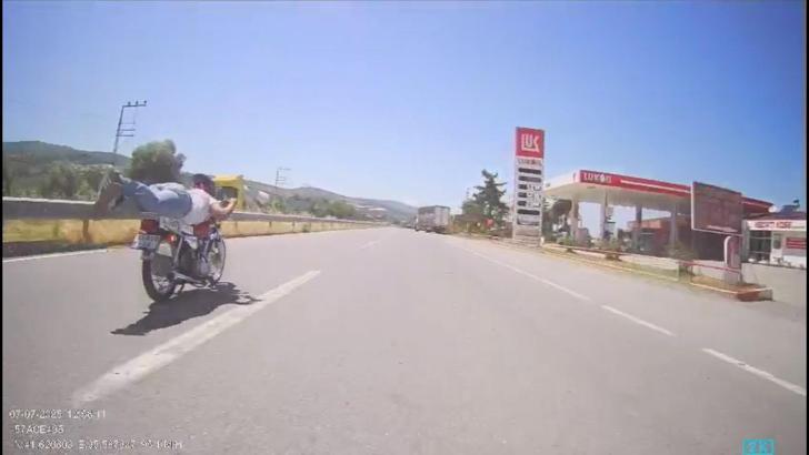 Motosikletini yüzüstü uzanarak kullanan sürücüye para cezası