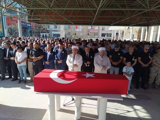 Diyarbakır’da polis memuru, trafik kazasında hayatını kaybetti (2)