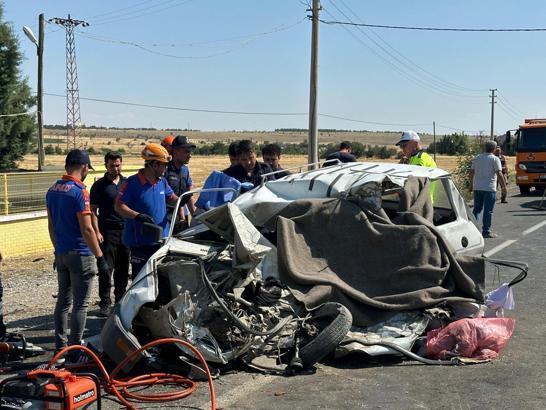 Otomobil ile kamyon çarpıştı: 2 ölü