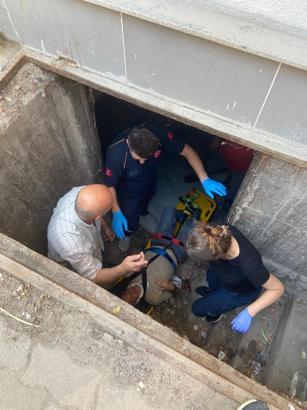 Kaldırımda yürürken metal kapak kırılınca bodruma düştü