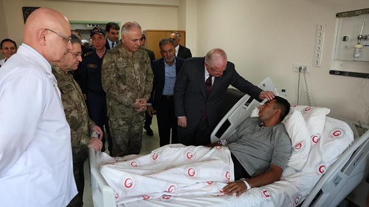 Bakan Güler, metan gazından zehirlenen Mehmetçikleri hastanede ziyaret etti