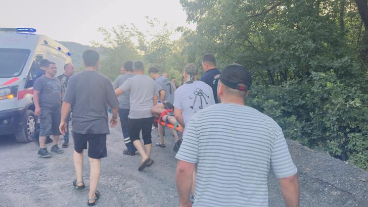 Şarampole yuvarlanan patpattaki 2 kişi yaralandı