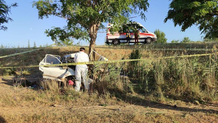 Otomobil, ağaca çarptı: 1 ölü, 2 yaralı