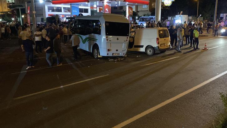 Rize’de minibüsle hafif ticari araç çarpıştı; 10 yaralı