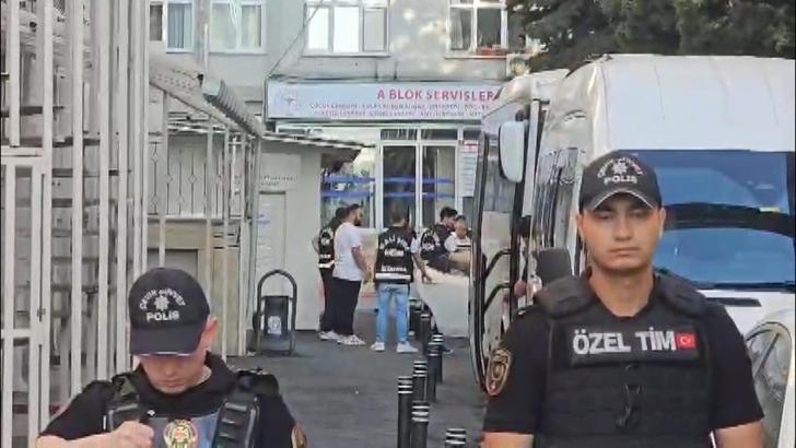 İstanbul - 'Yolsuzluk' soruşturmasında aralarında belediye başkanlarının da olduğu 13 şüpheli sağlık kontrolünden geçirildi -1