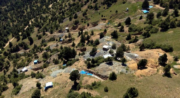 3 bin kişinin geçimini sağladığı Oltu taşı ocakları dronla görüntülendi