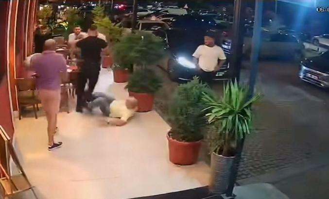 İş yerinde 2 kişinin yaralandığı silahlı saldırı kamerada