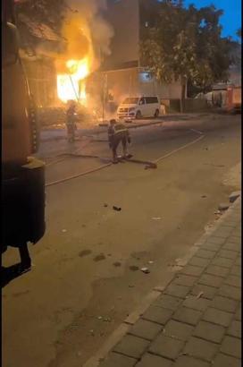 Düğün organizasyon malzemeleri satan iş yerindeki yangında havai fişekler patladı