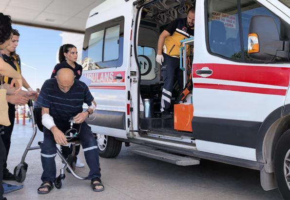 Kesim yaparken fırlayan ahşap parça kolunu yaralandı