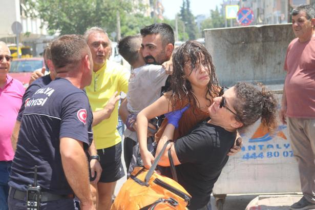 4 katlı apartmanda yangın paniği; mahsur kalan 7'si çocuk 10 kişi kurtarıldı