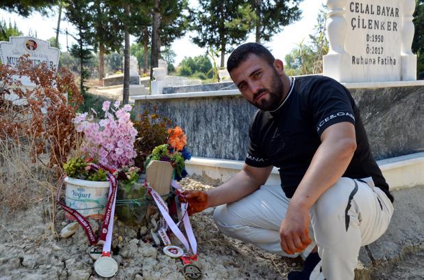 Başpehlivanlık ünvanını kazandı, babasının mezarını ziyaret etti