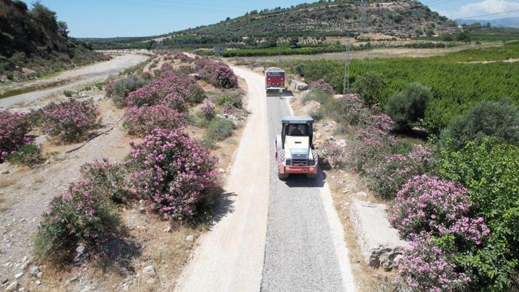 Akdeniz'de kırsal mahallelere yol çalışmaları sürüyor
