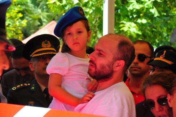Manisalı şehit astsubay için tören; Deniz Ece babasının beresini taktı