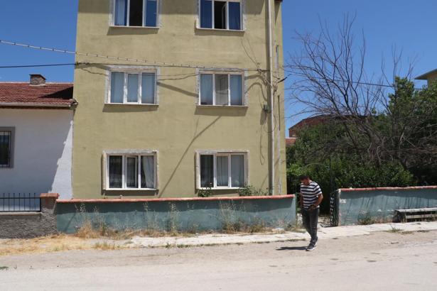 Evinde ölü bulundu