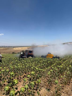 Alev alan traktörün sürücüsü yaralandı