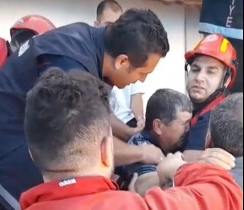 Düştüğü kuyudan kendisini kurtaran itfaiye personeline sarılıp ağladı