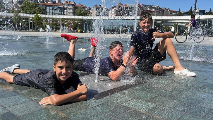 Kocaeli’de çocuklar fıskiyede serinledi
